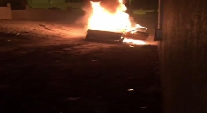 Başkent'te çalıntı otomobili ateşe verdiler