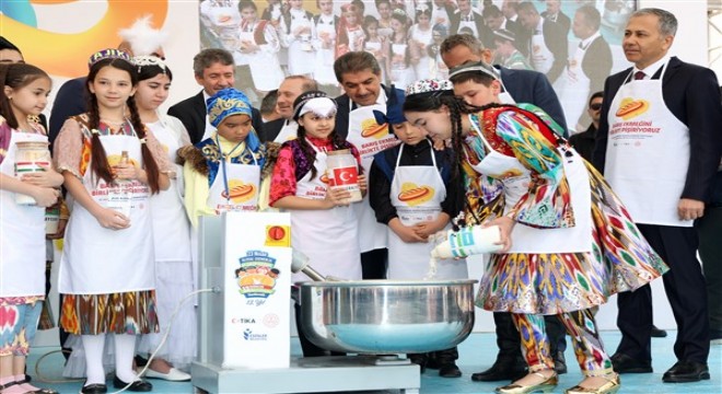 Bi'dünya çocuk barış ekmeği pişirdi