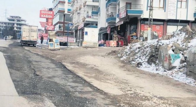 Bostancık caddesi'nde kazı eziyeti