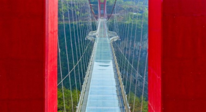 Çin, 526 metrelik dünyanın en büyük cam köprüsünü yaptı