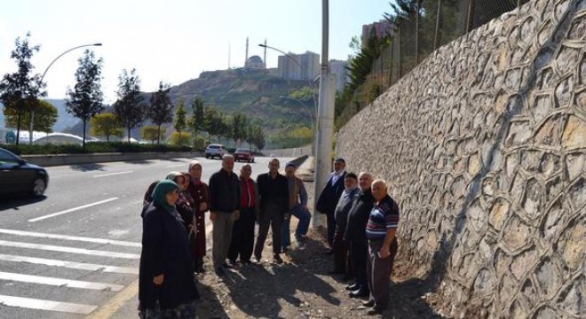 Durak talebi direğe takıldı