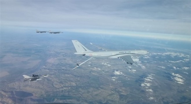 F-16 uçakları, A-330 MRTT Phenix tanker uçağı ile havada yakıt ikmali görevi yaptı