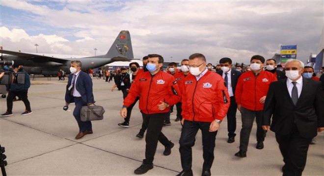 Gücünü Türkiye'nin gençlerinden alan TEKNOFEST, yağmurlu havaya rağmen ziyaretçi akınına uğradı