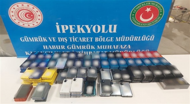 Habur'da iki aracın gizli bölmelerinde yüzlerce cep telefonu ele geçirdi