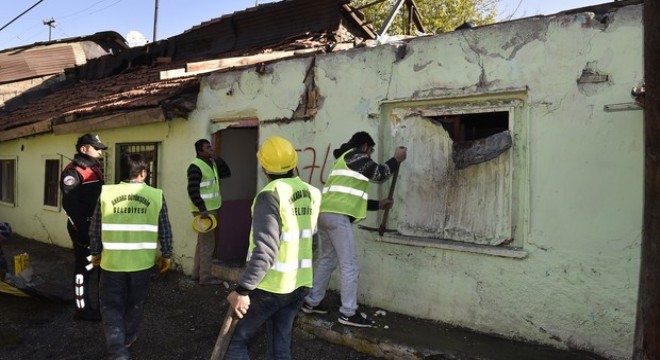 Hıdırlıktepe'de 200 gecekondu yıkıldı