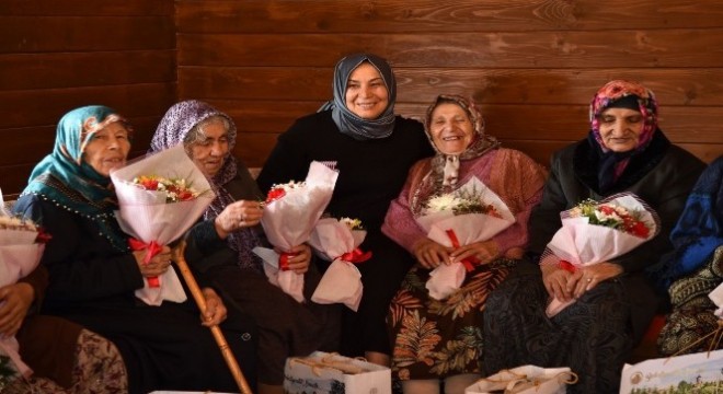 Huzurevi sakinleri Anneler Günü'nü Altınköy'de kutladı