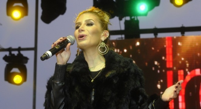 İrem Derici yeni single'ının ilk konserini İstanbul'da verdi