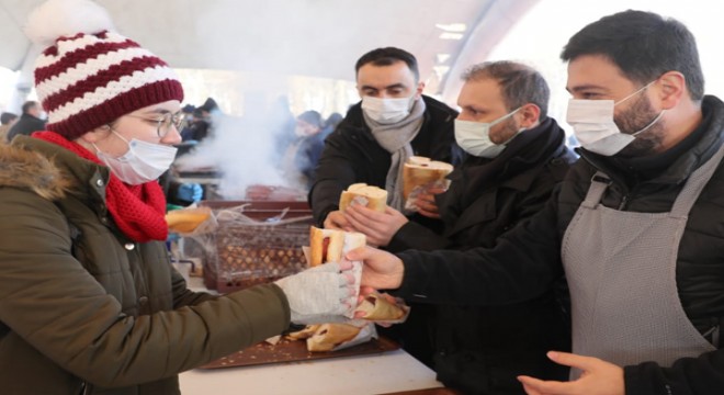 Kağıthane'de 10 bin kişi karda sucuk ekmek keyfi yaptı