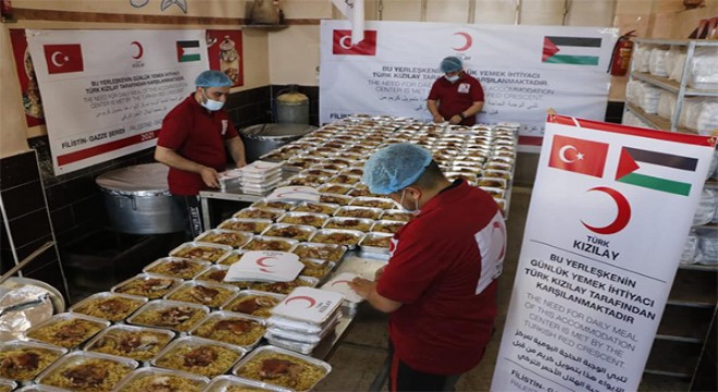 Kızılay Gazze'de okullara sığınanlara sıcak yemek dağıtımına başladı