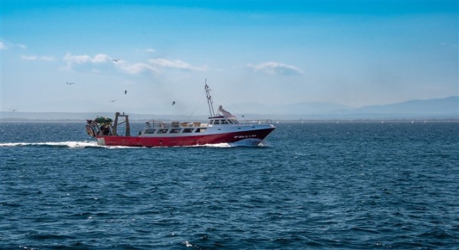 Makine arızası nedeniyle sürüklenen tekne Akyarlar'a demirletildi