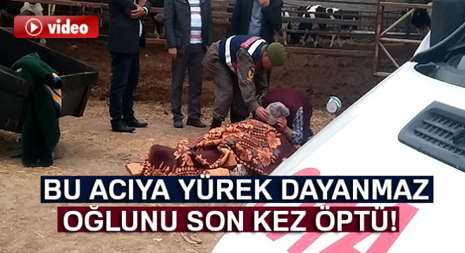 Ölen oğlunun üzerindeki battaniyeyi kaldırarak son kez öpüp sarıldı