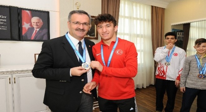 Şampiyon güreşçilerden Muhittin Güney'e anlamlı hediye