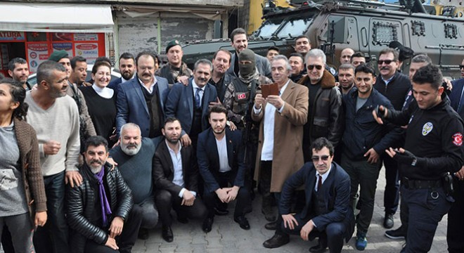 Sanatçılar Mehmetçik'e destek için sınırda