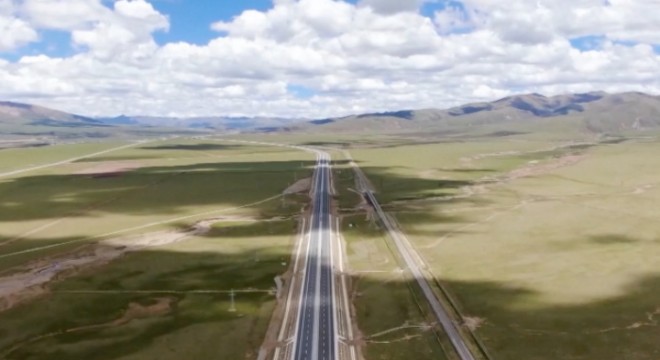 Tibet'te dünyanın en yüksek otoyolu hizmete girdi