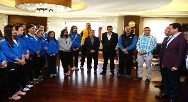 Voleybolculardan Başkan Ak'a ziyaret