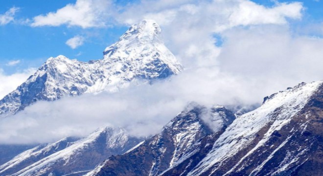 Çin, kovid-19 girişini engellemek için Everest'in zirvesine sınır çizgisi çekecek