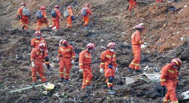 Çin'de düşen yolcu uçağı için arama ve kurtarma çalışmaları devam ediyor