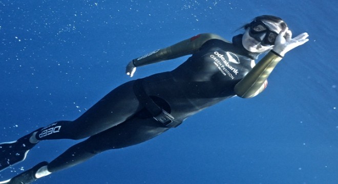 Şahika Ercümen'den Cumhuriyet'in 98. yılına özel nefessiz 100 metre dalış