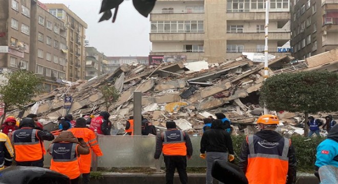 Şanlıurfa'da 9 katlı bina yıkıldı